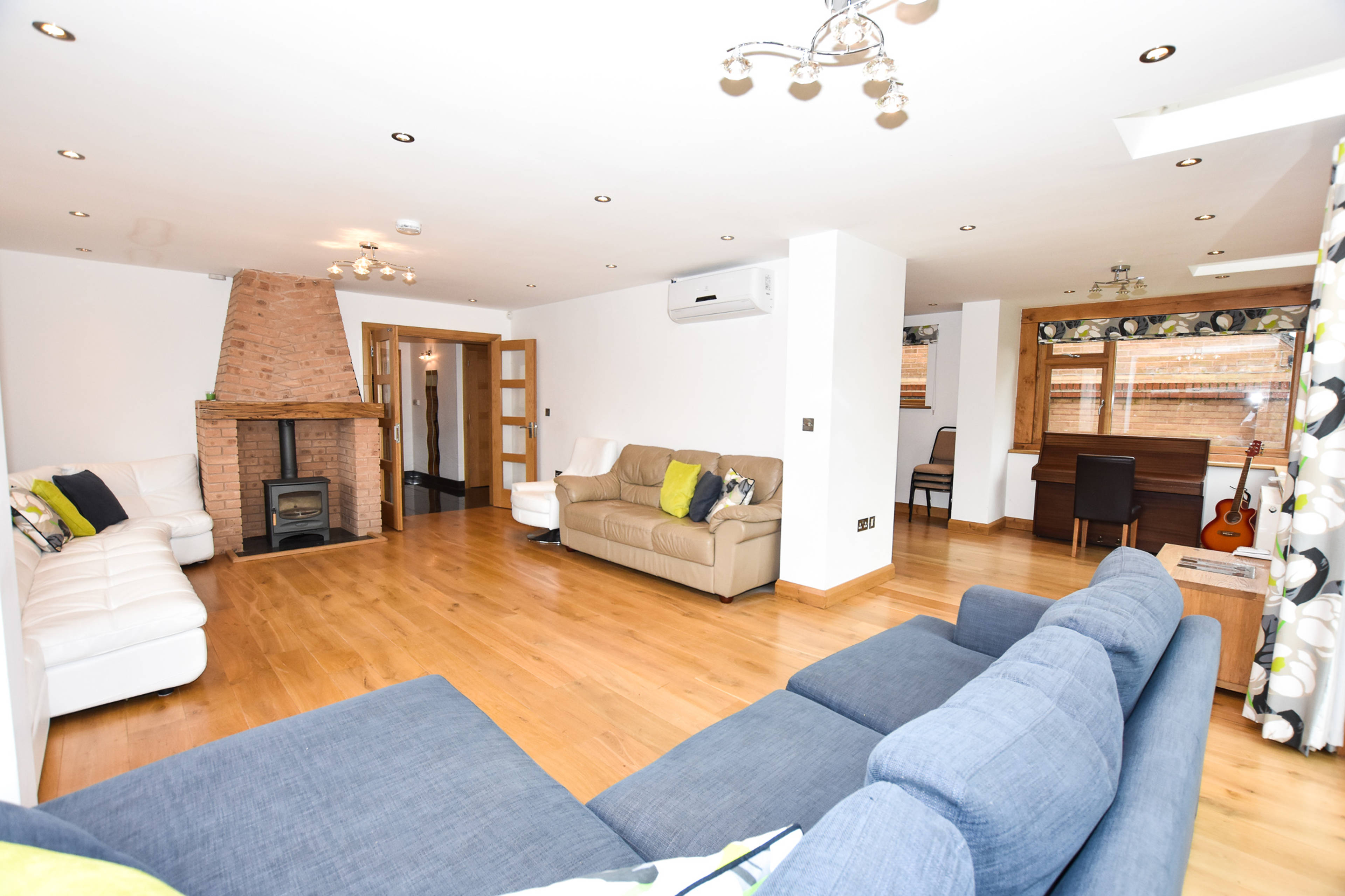 Lounge/Dining Room