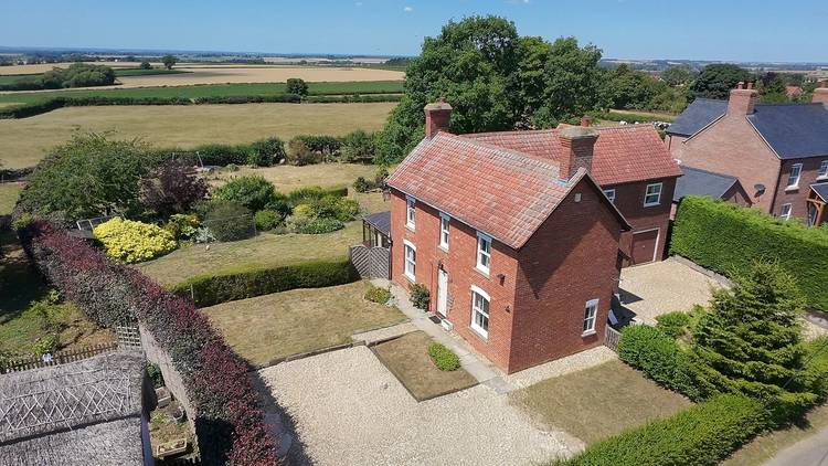 5 bedroom detached house