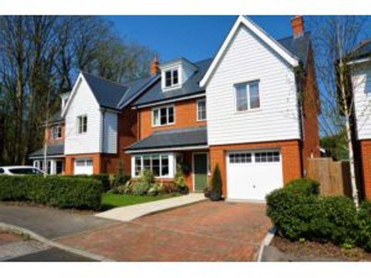 5 bedroom detached house