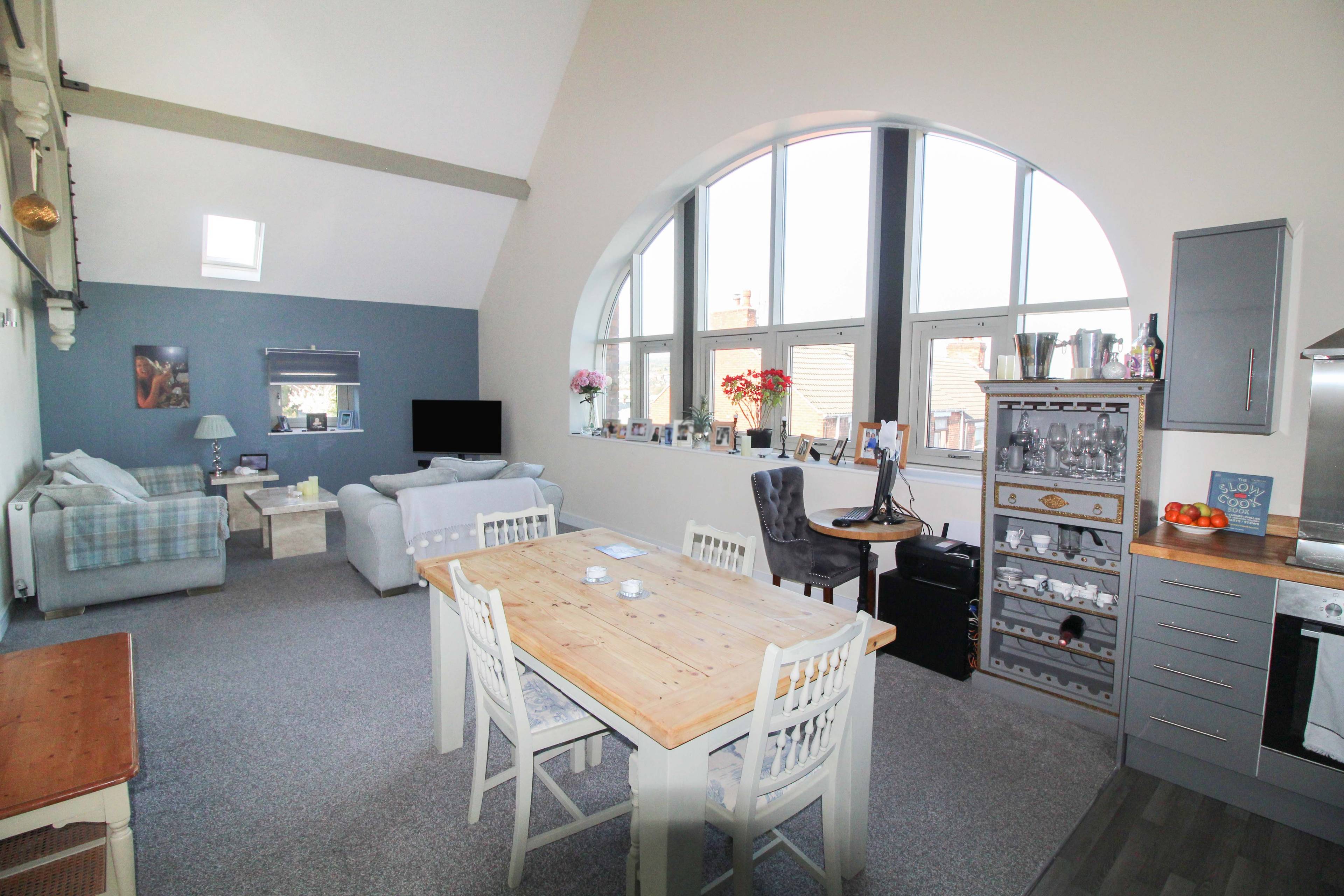Lounge/Dining Room