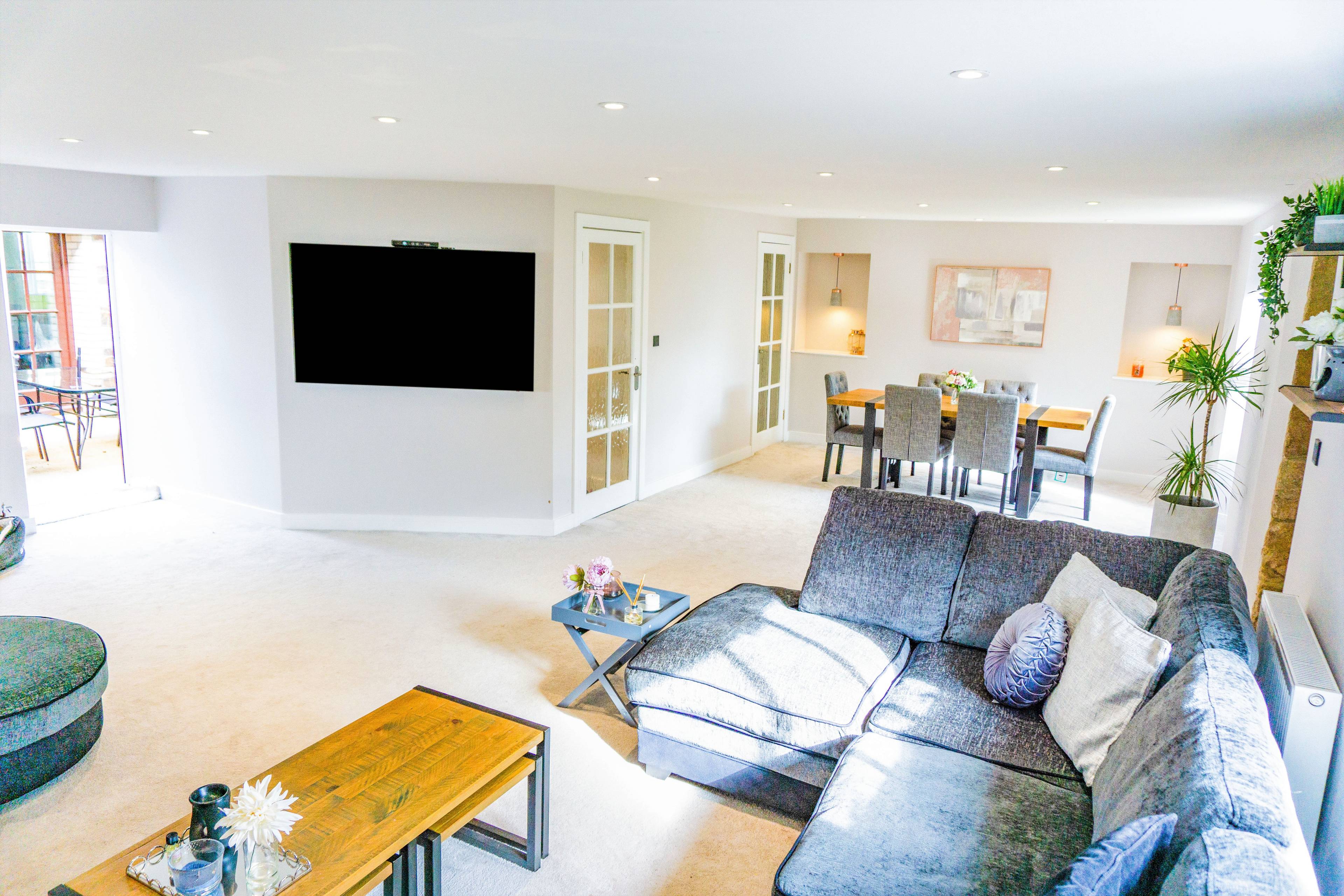Lounge/Dining Room