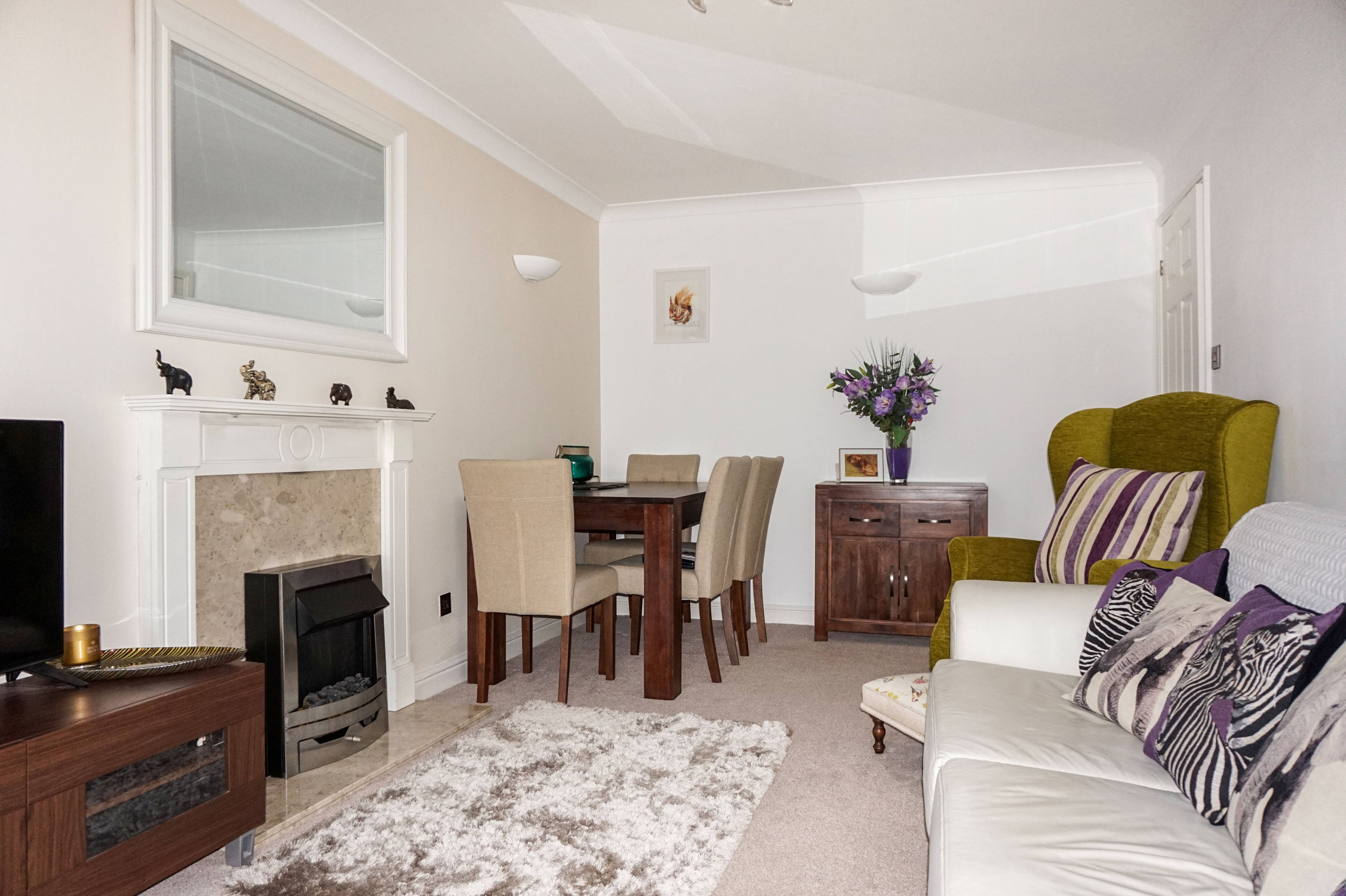 Lounge/Dining Room