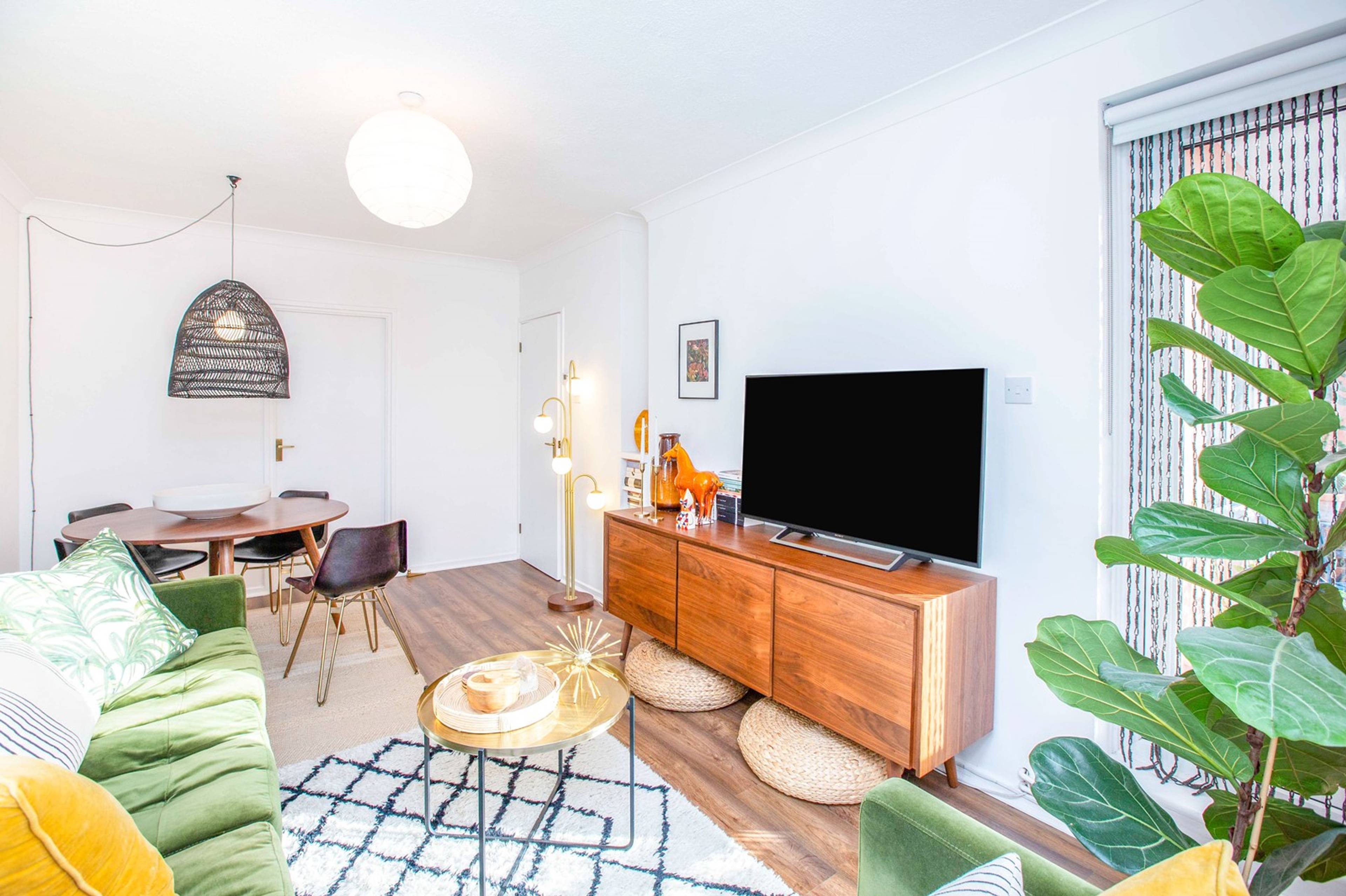 Lounge/Dining Room