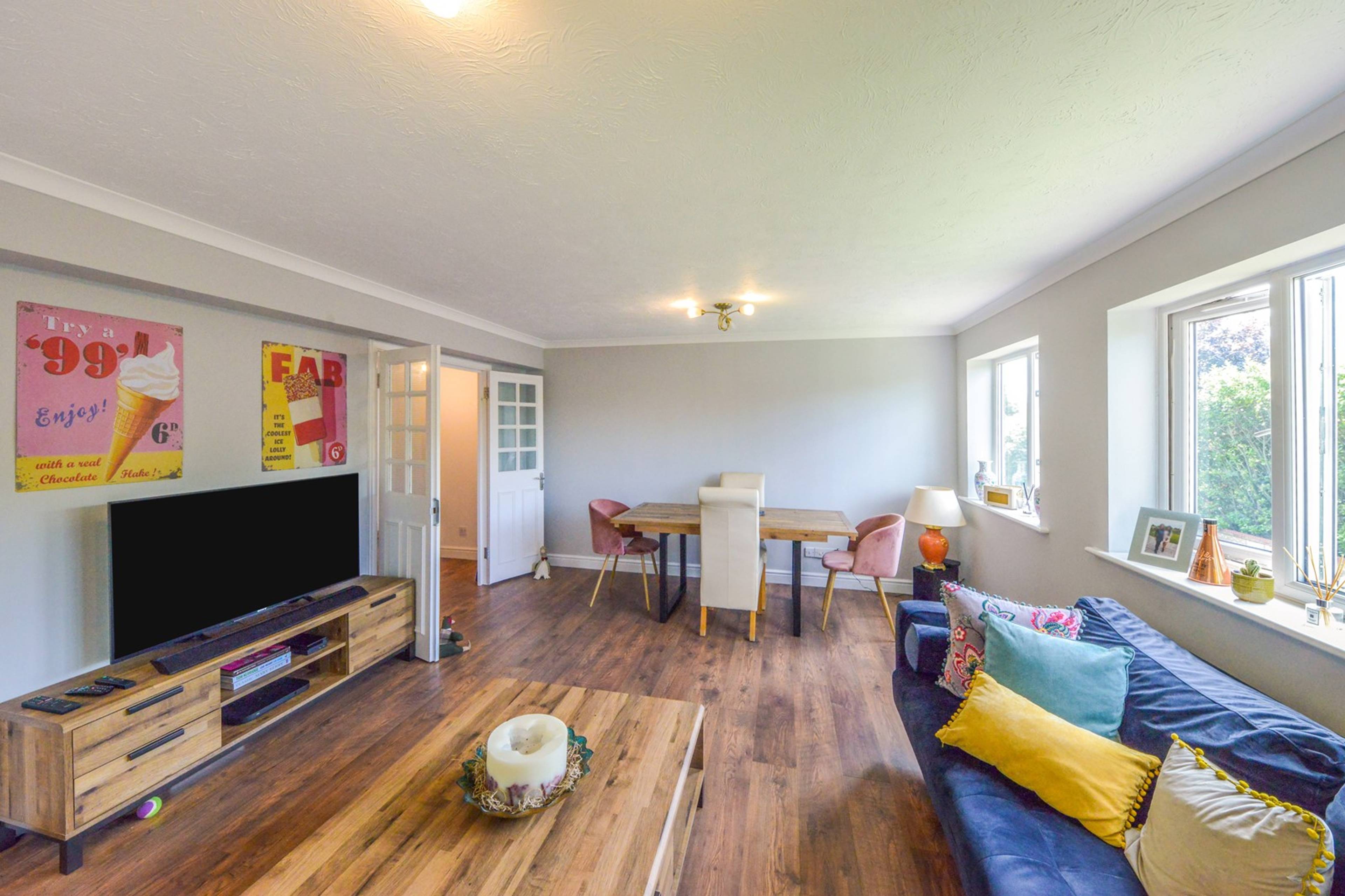 Lounge/Dining Room
