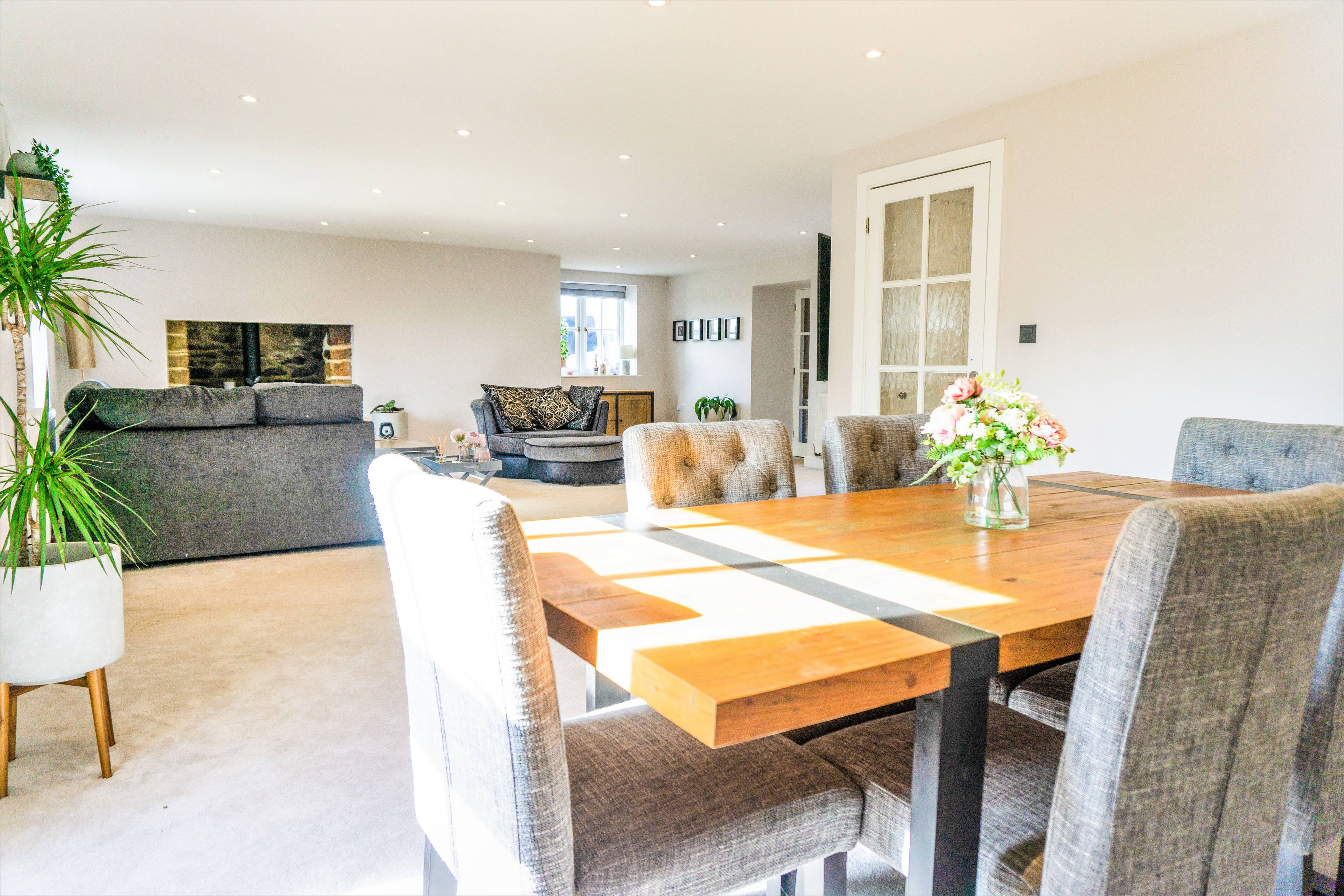 Lounge/Dining Room