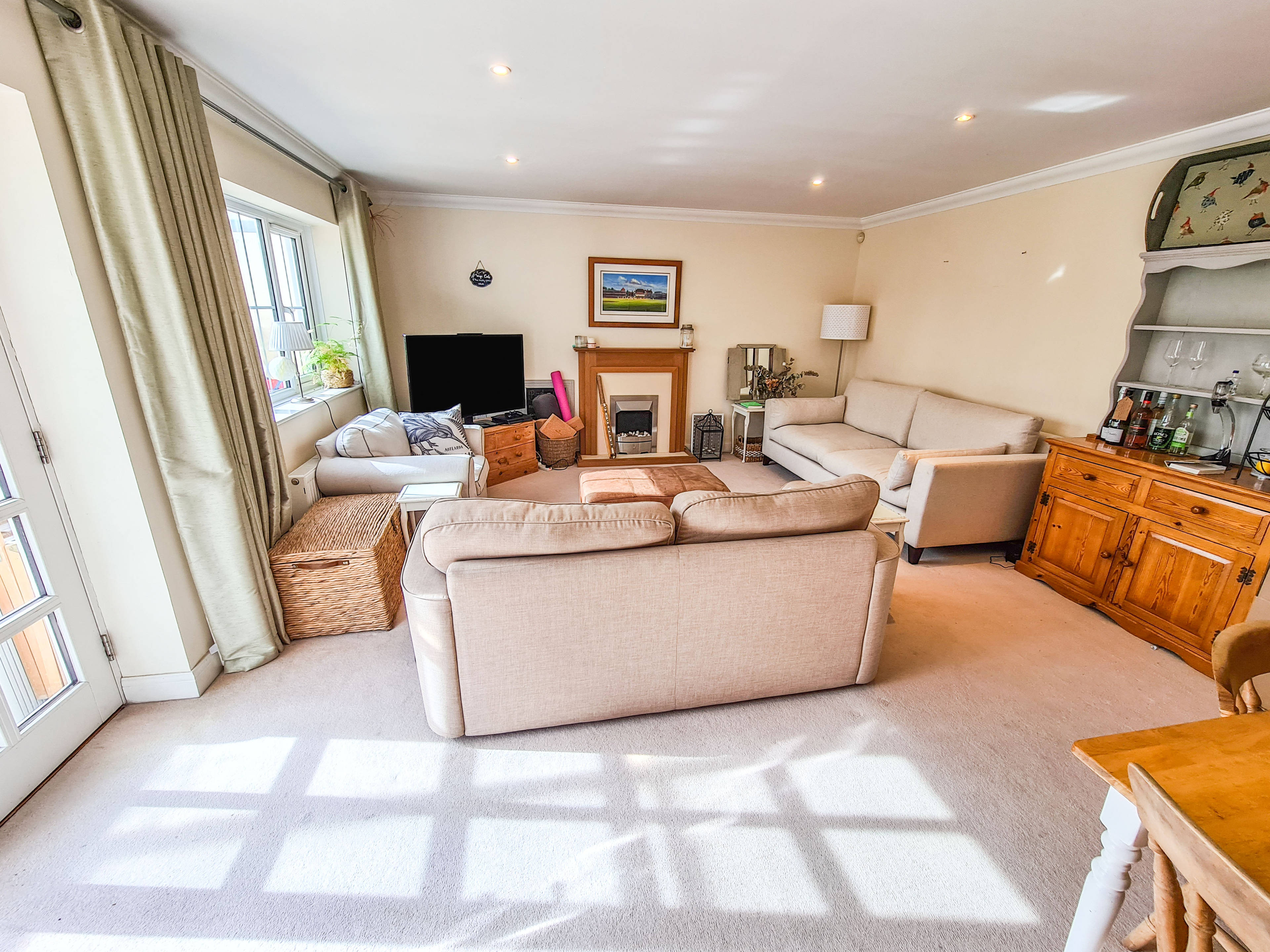 Lounge/Dining Room