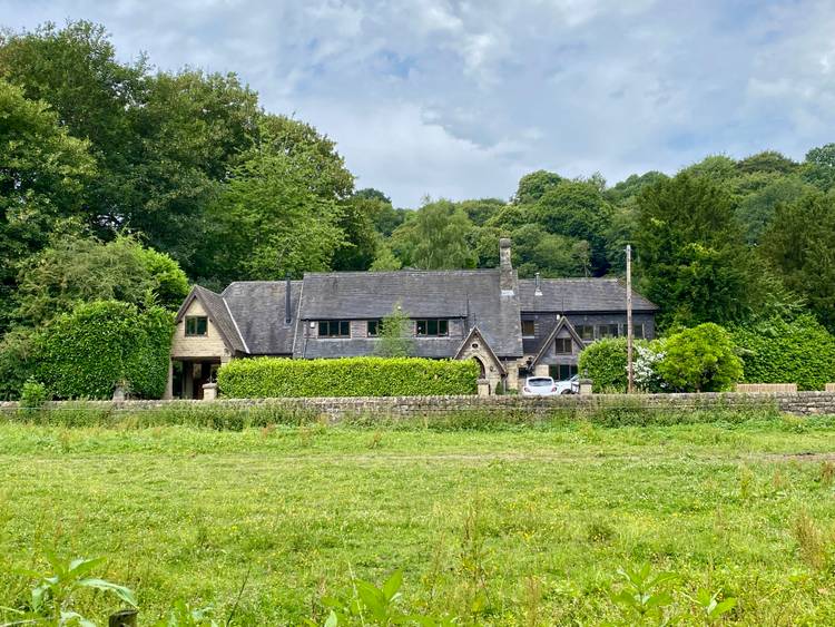 5 bedroom detached house
