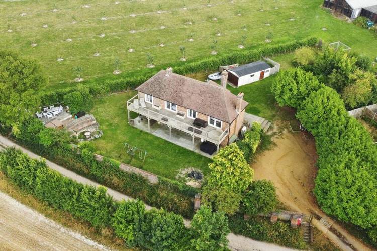 5 bedroom detached house