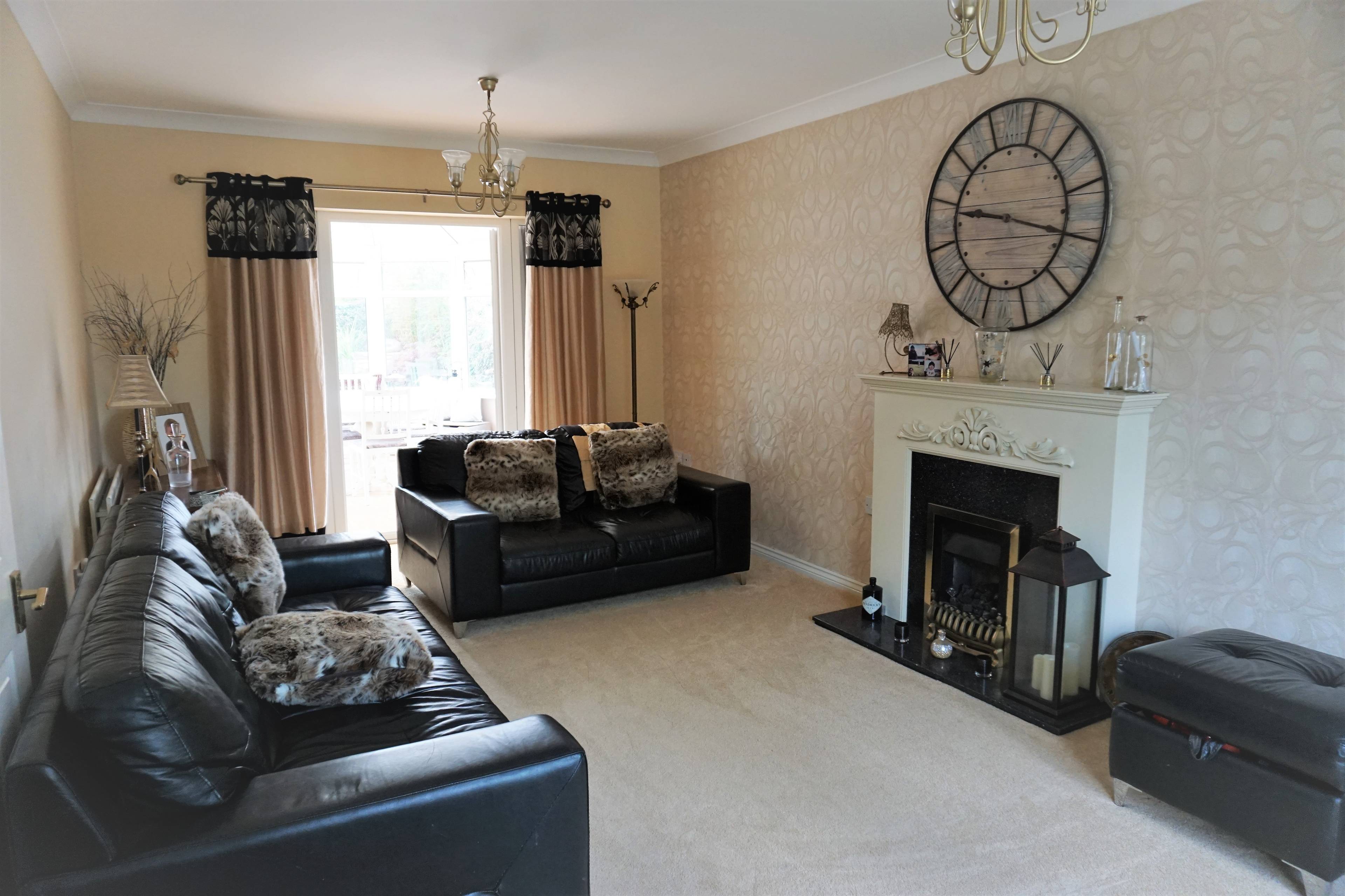 Lounge/Dining Room