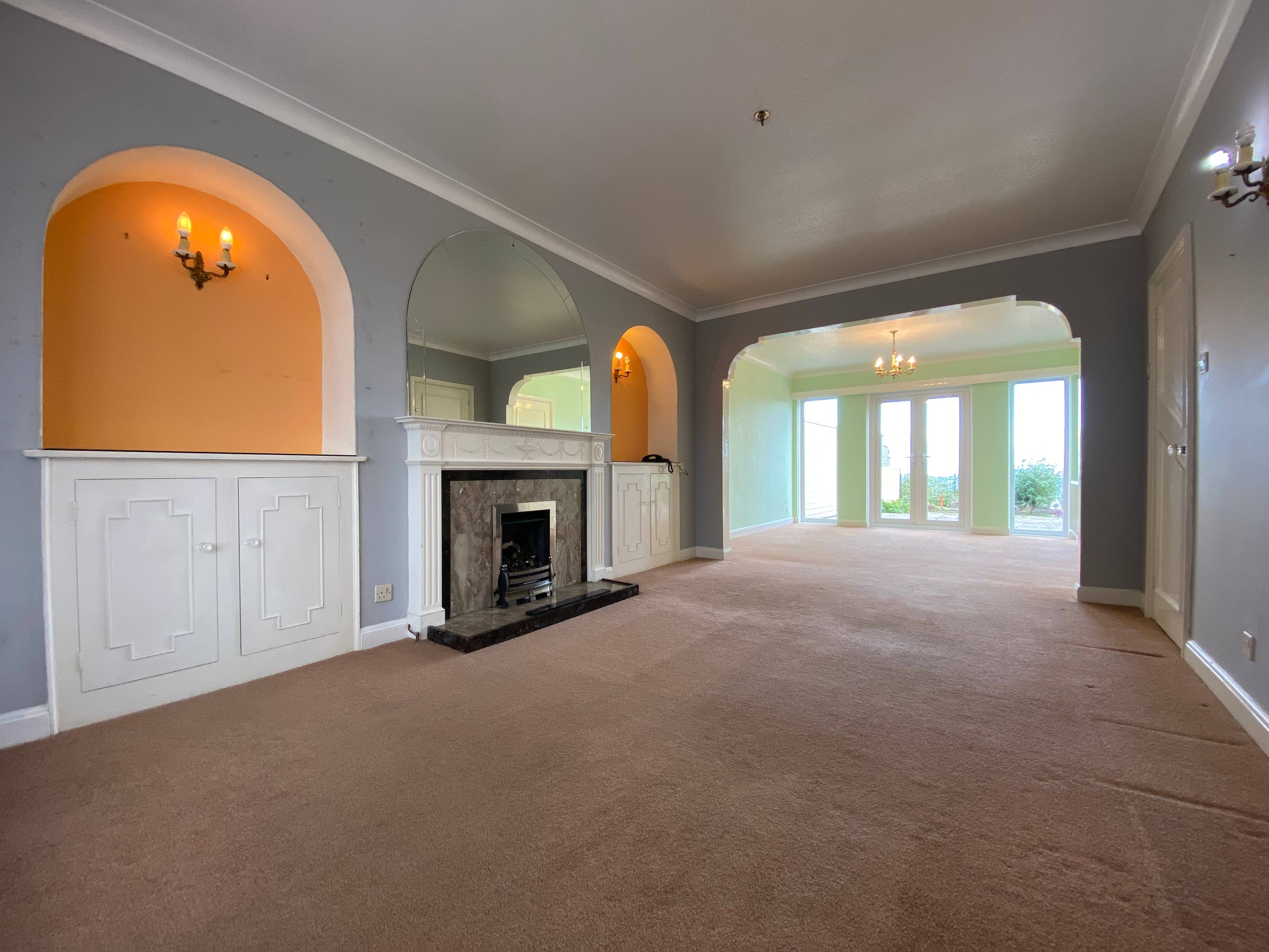 Lounge/Dining Room