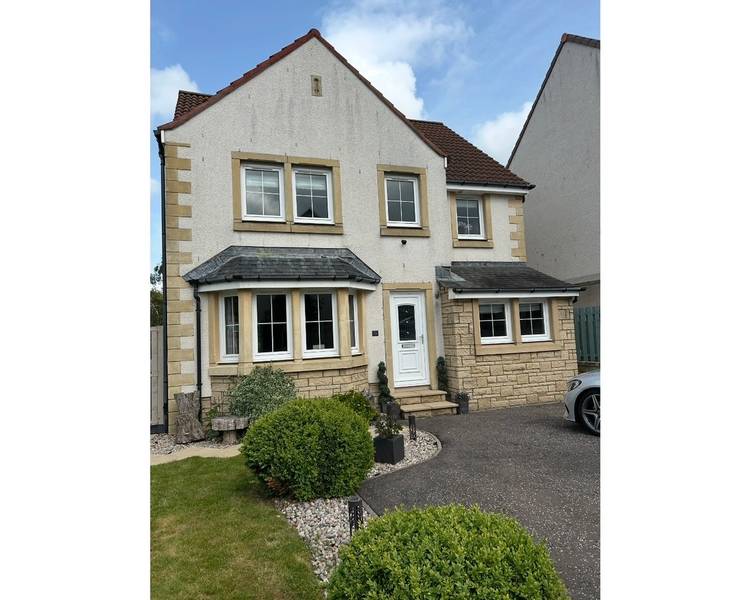 5 bedroom detached house