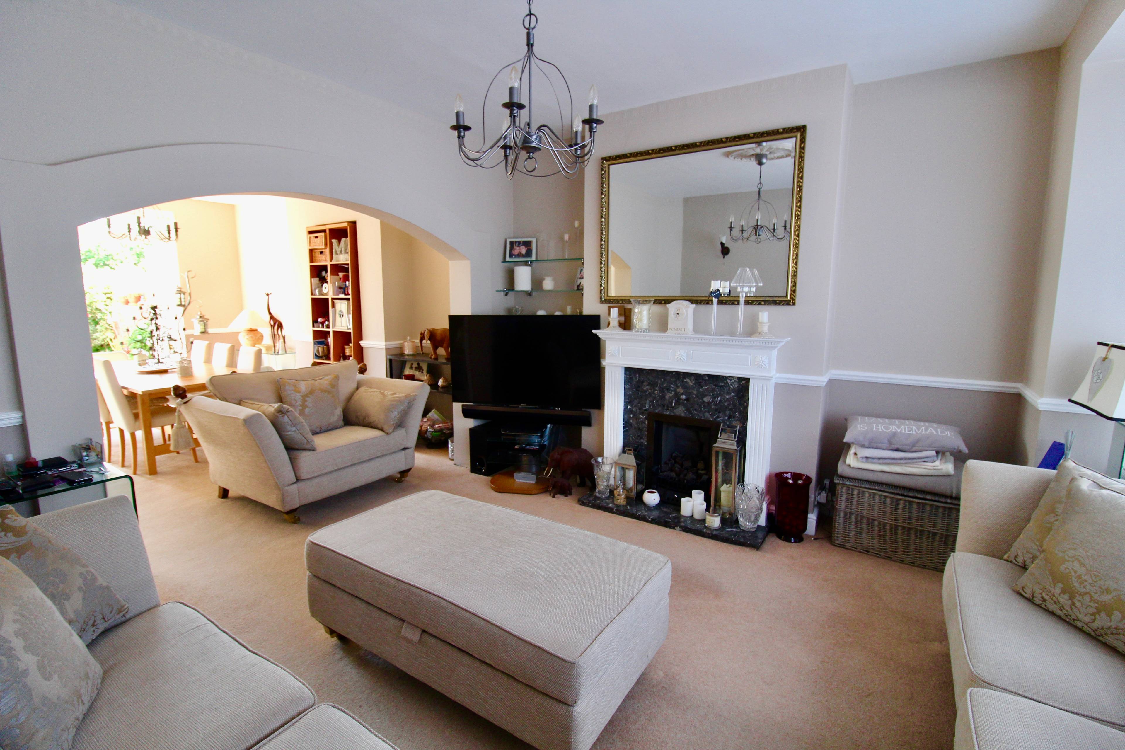 Lounge/Dining Room