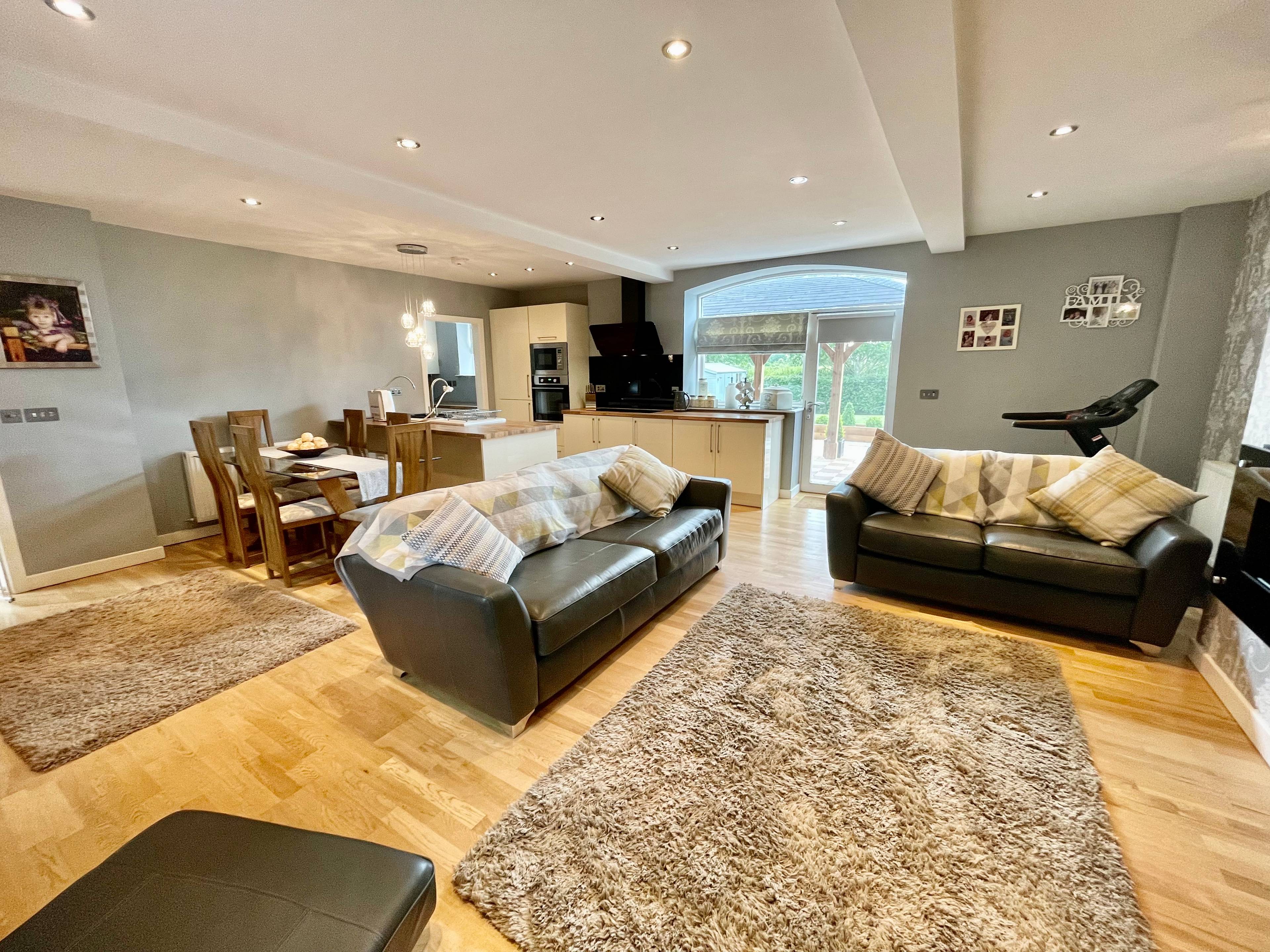 Lounge/Dining Room