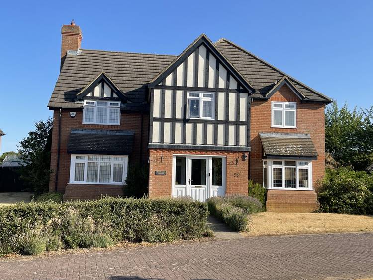 5 bedroom detached house