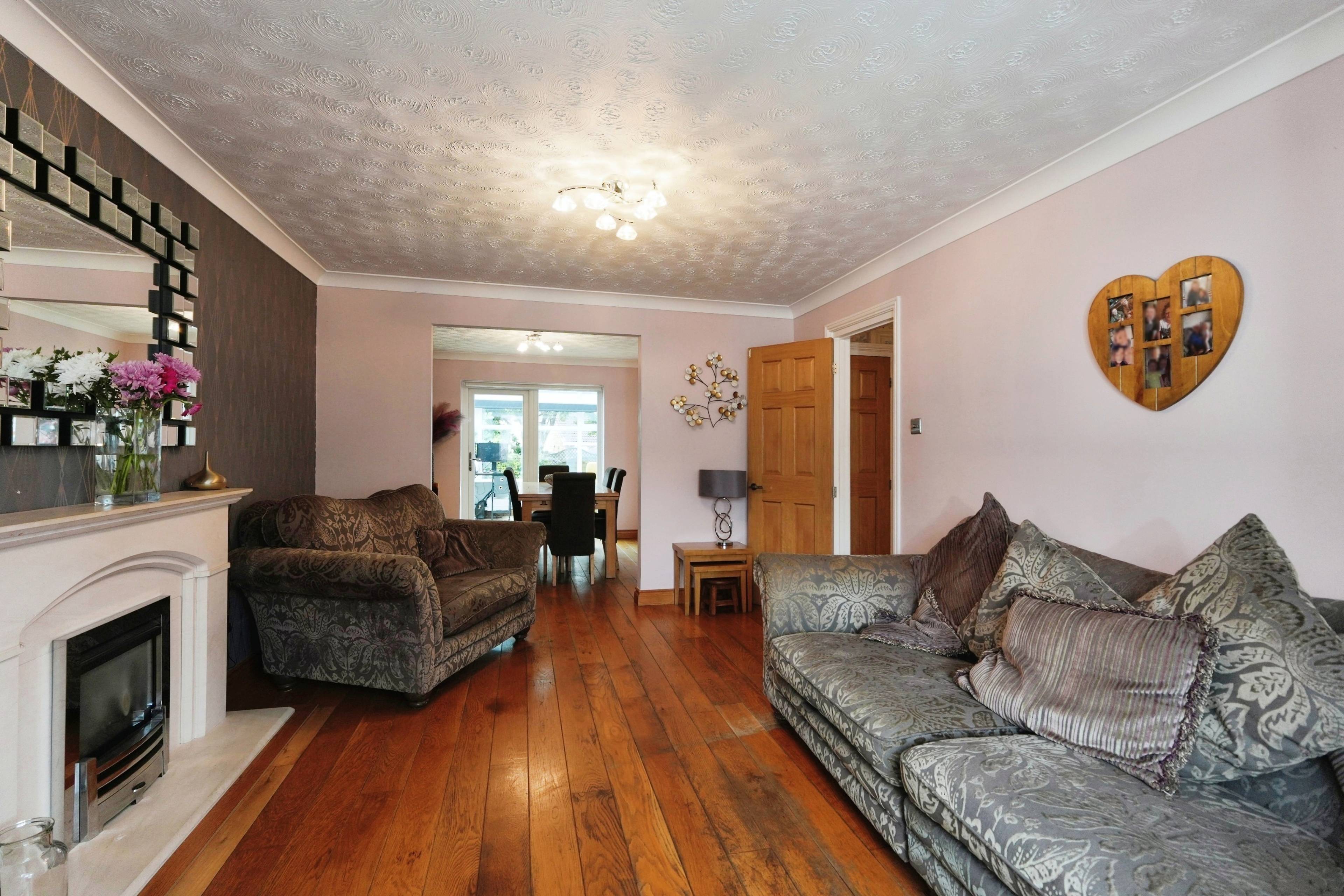 Lounge/Dining Room