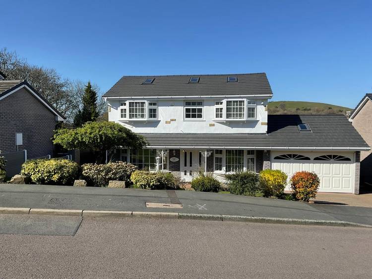 5 bedroom detached house