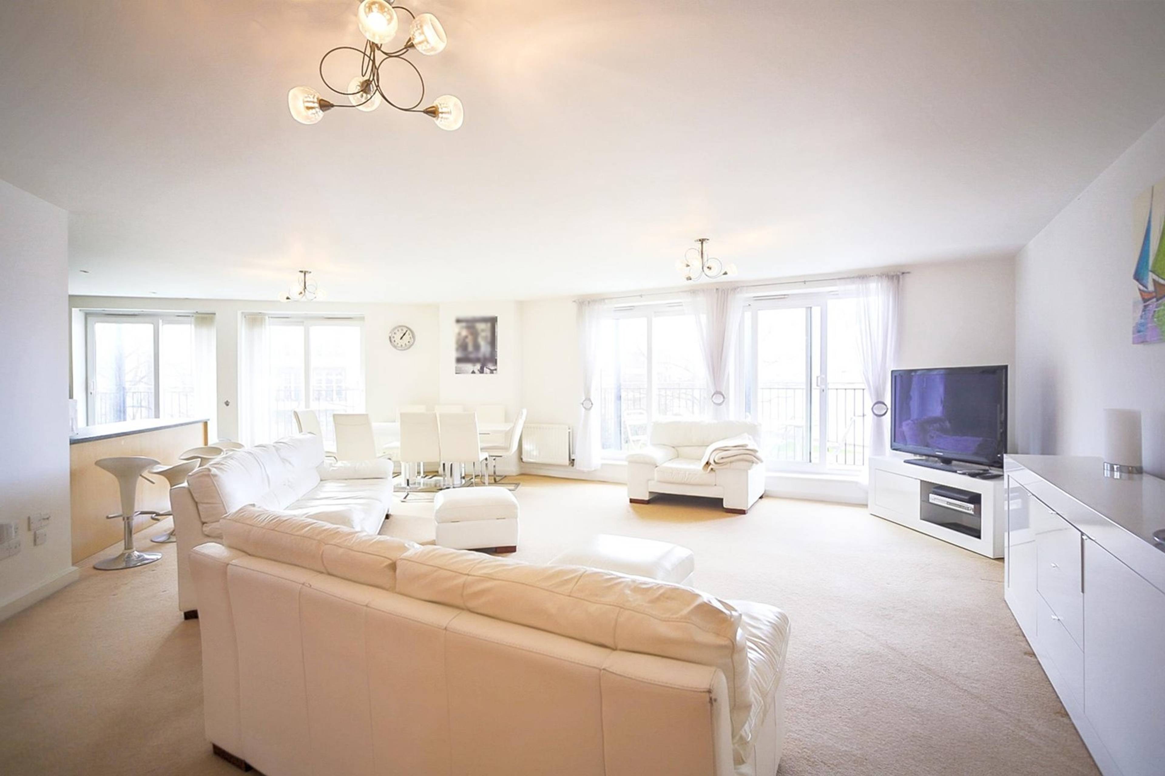 Lounge/Dining Room
