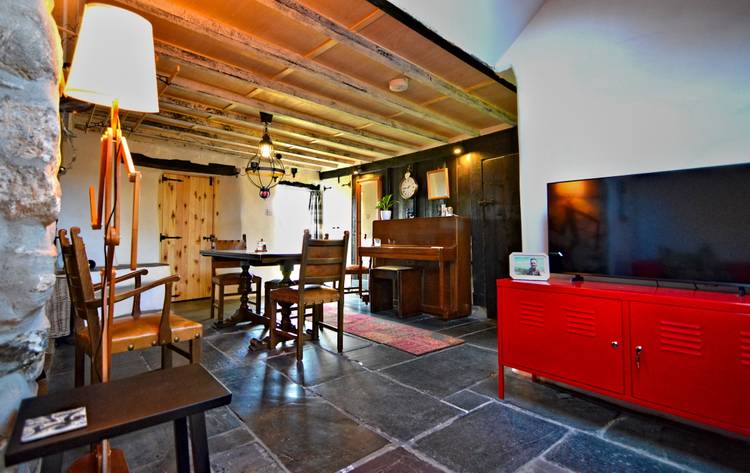 5 bedroom detached house