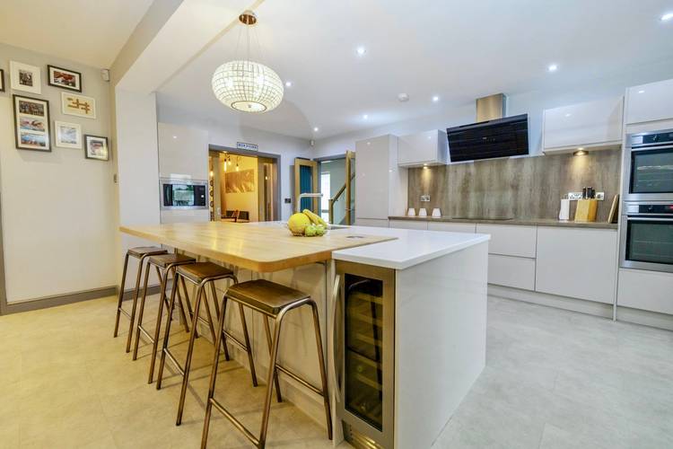 5 bedroom detached house