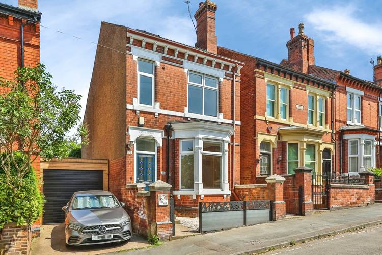 3 bedroom detached house