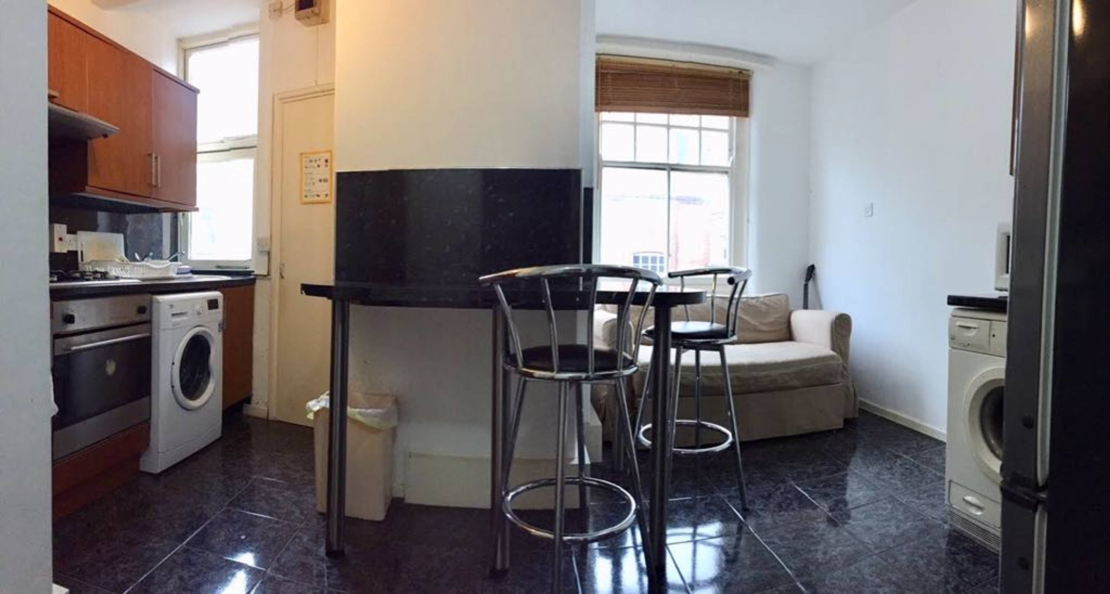 Lounge / Kitchen