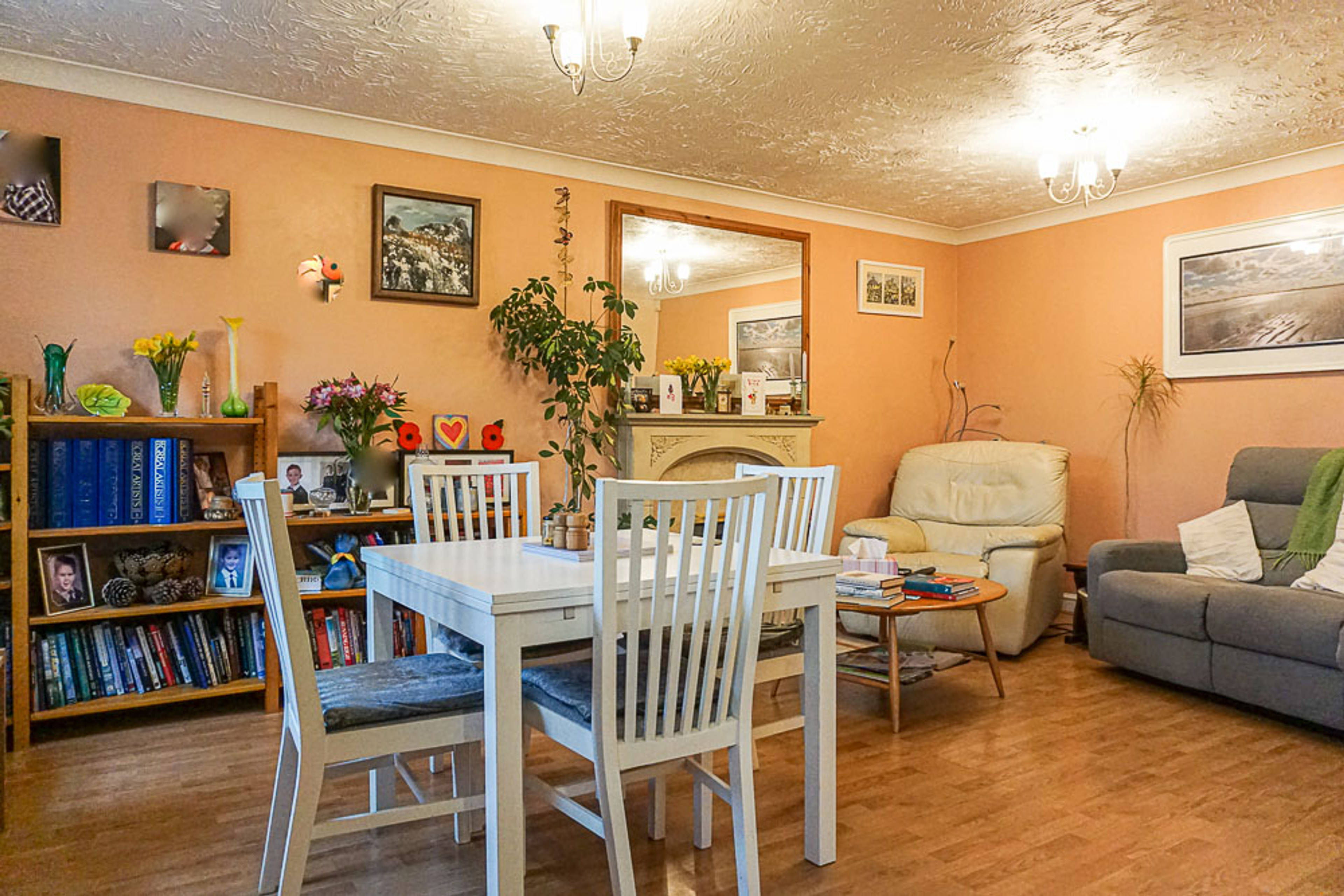 Lounge/Dining Room