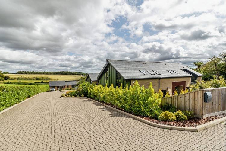 5 bedroom detached house