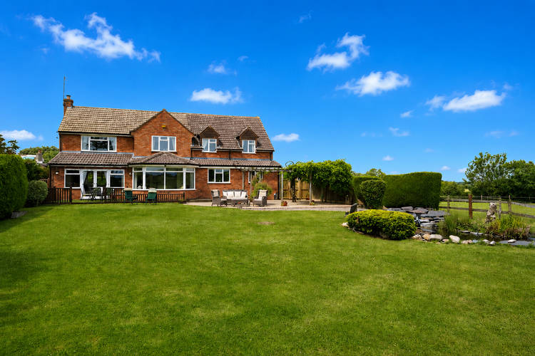 5 bedroom detached house