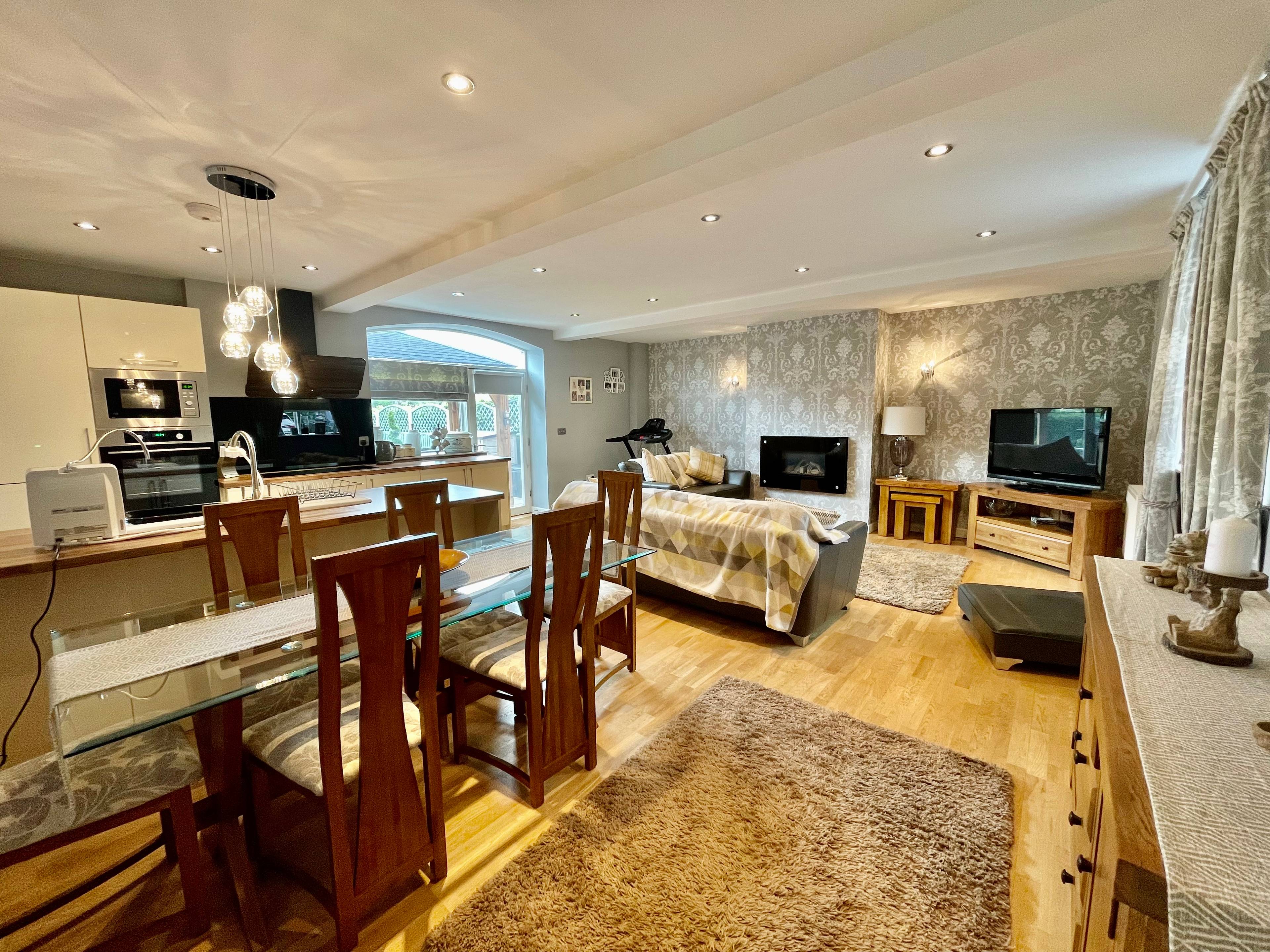 Lounge/Dining Room