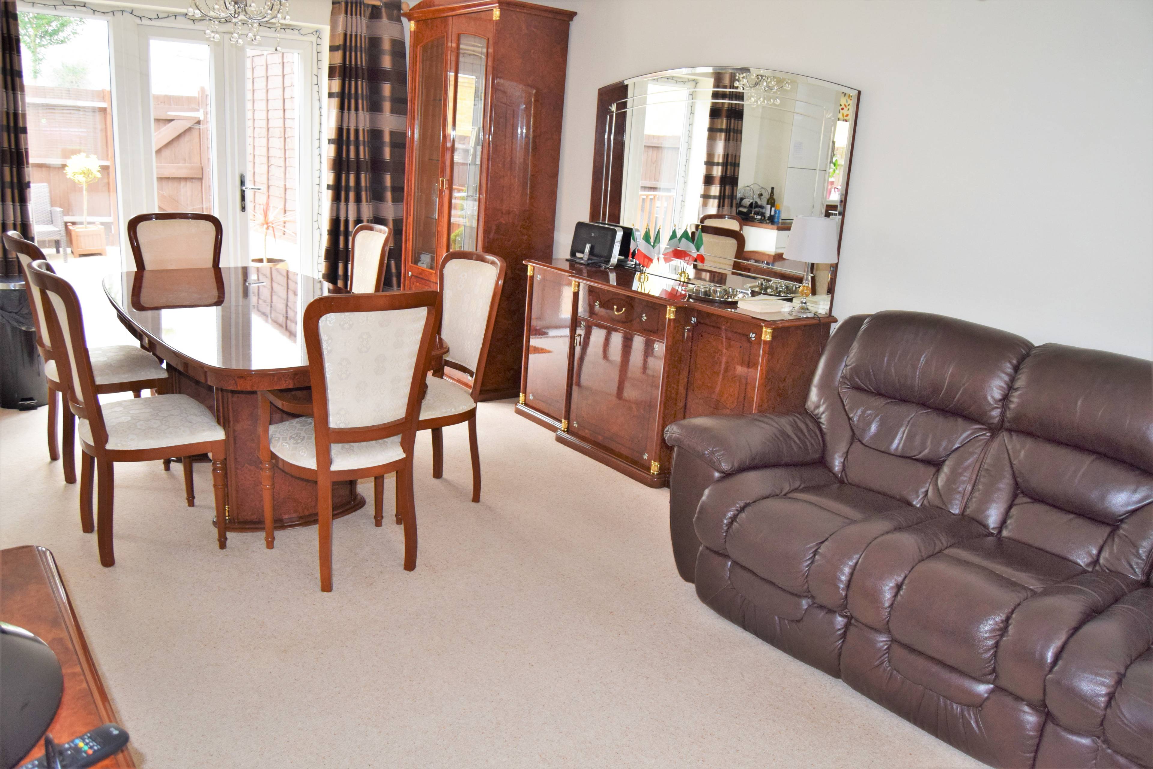 Lounge/Dining Room