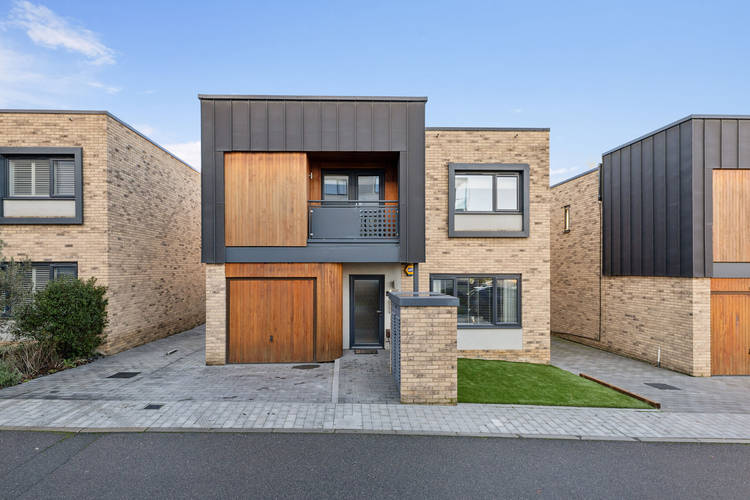 5 bedroom detached house