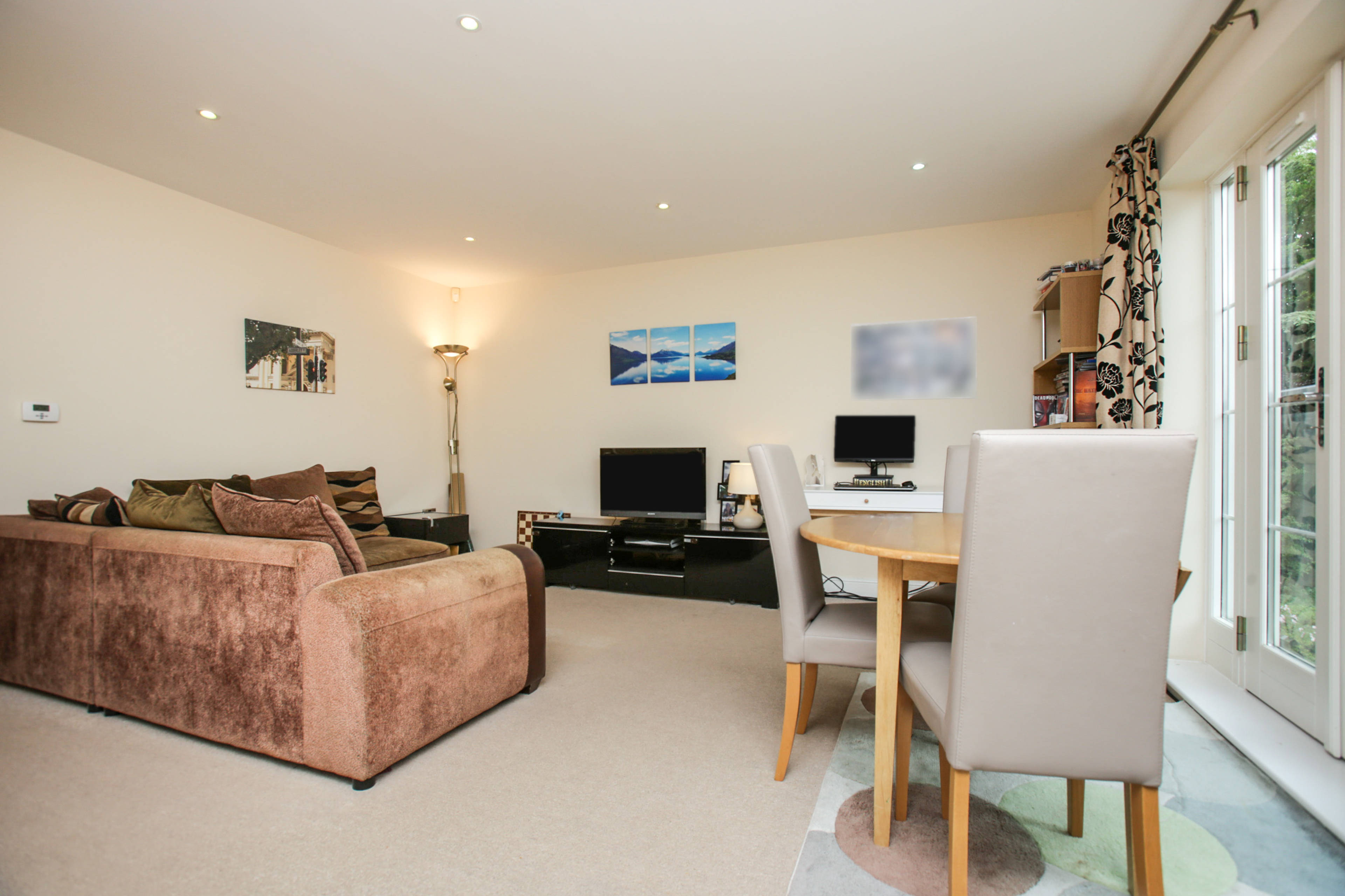 Lounge/Dining Room