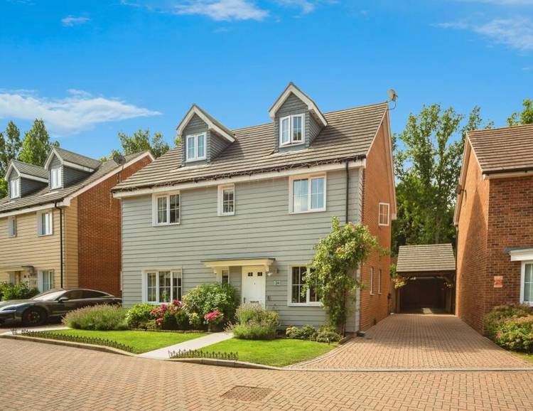 5 bedroom detached house