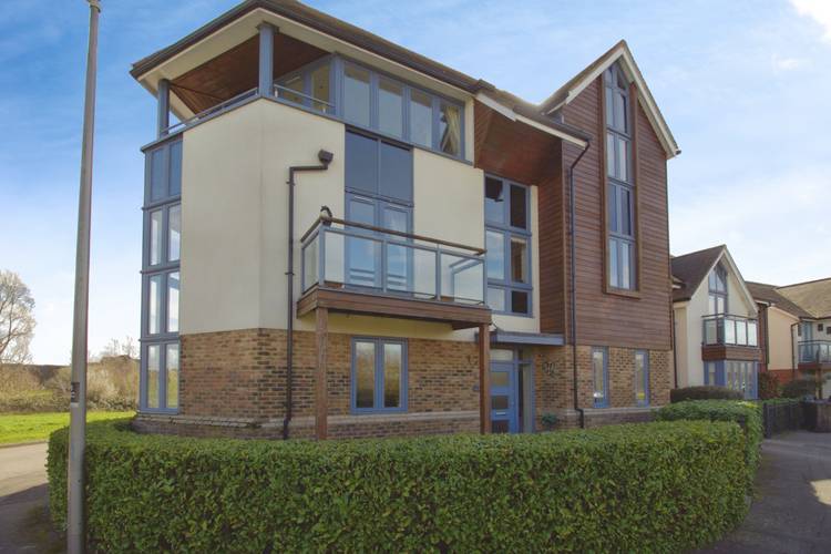 6 bedroom detached house