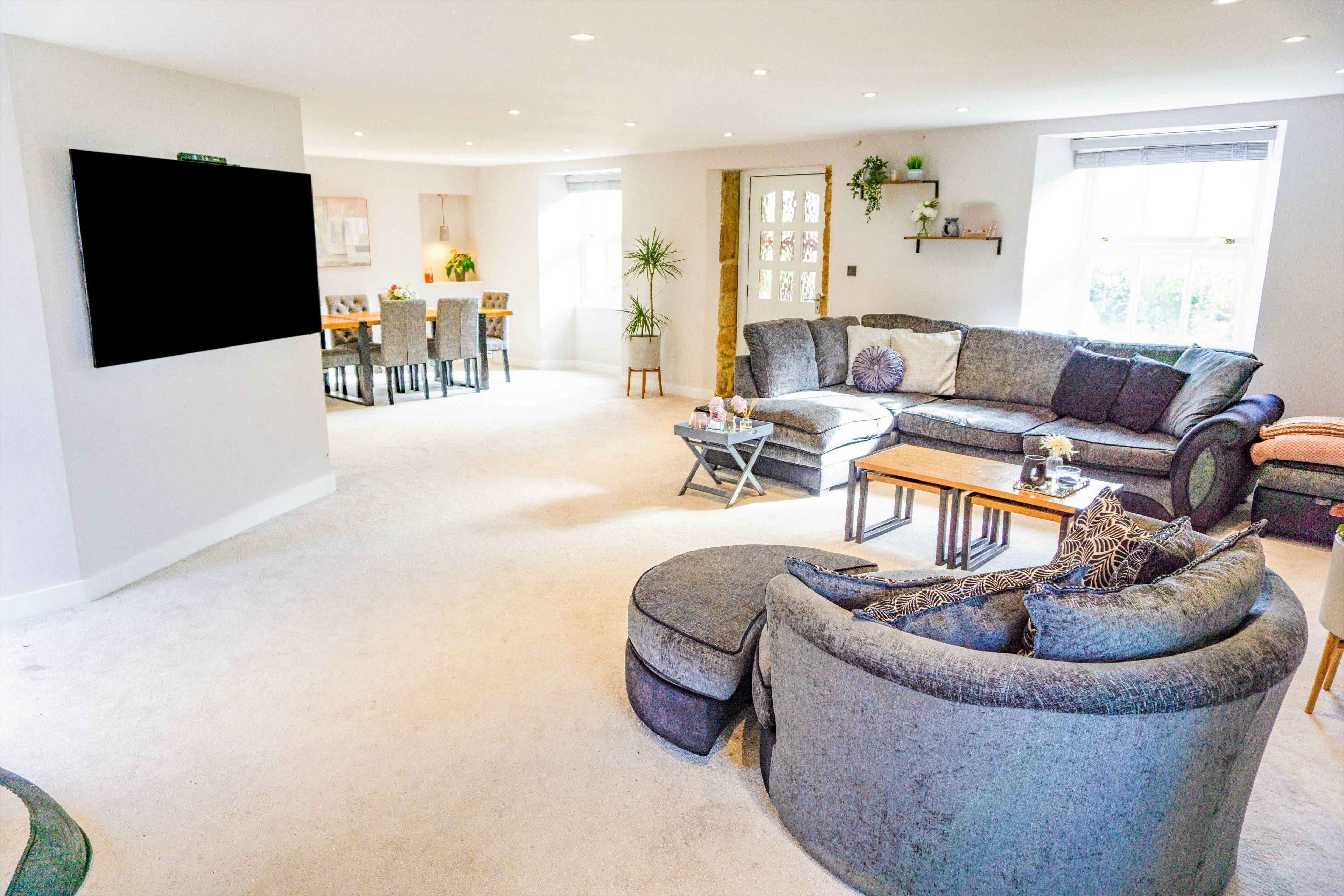 Lounge/Dining Room