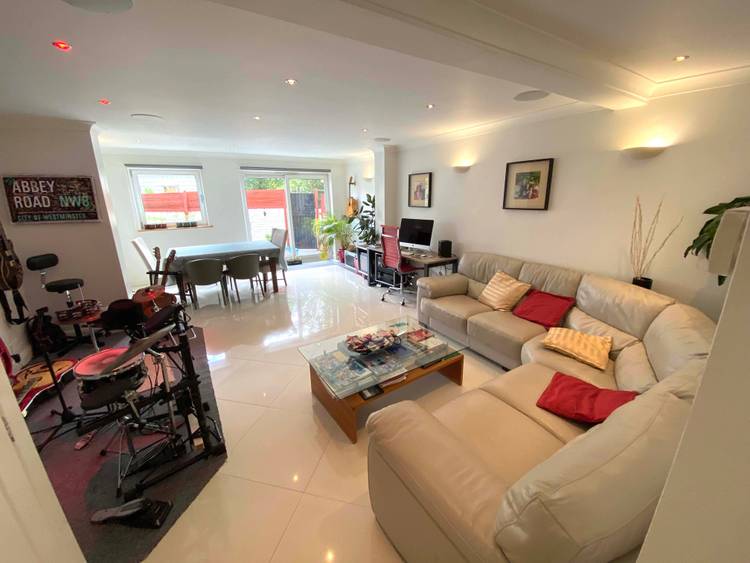 5 bedroom terraced house