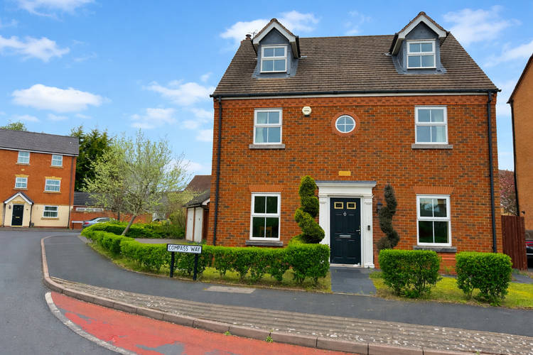 5 bedroom detached house