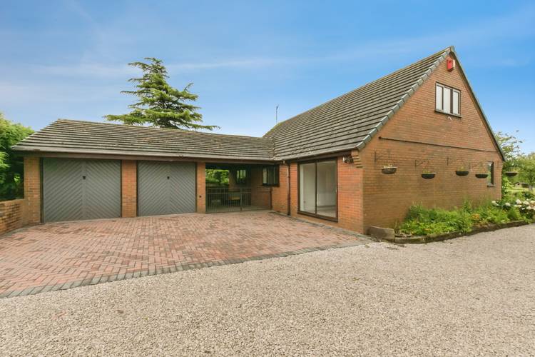 5 bedroom detached house
