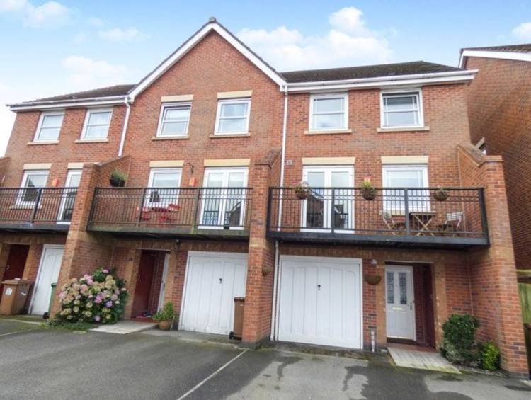 4 bedroom end of terrace house