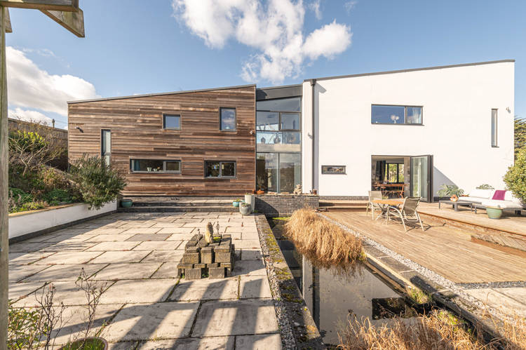 5 bedroom detached house
