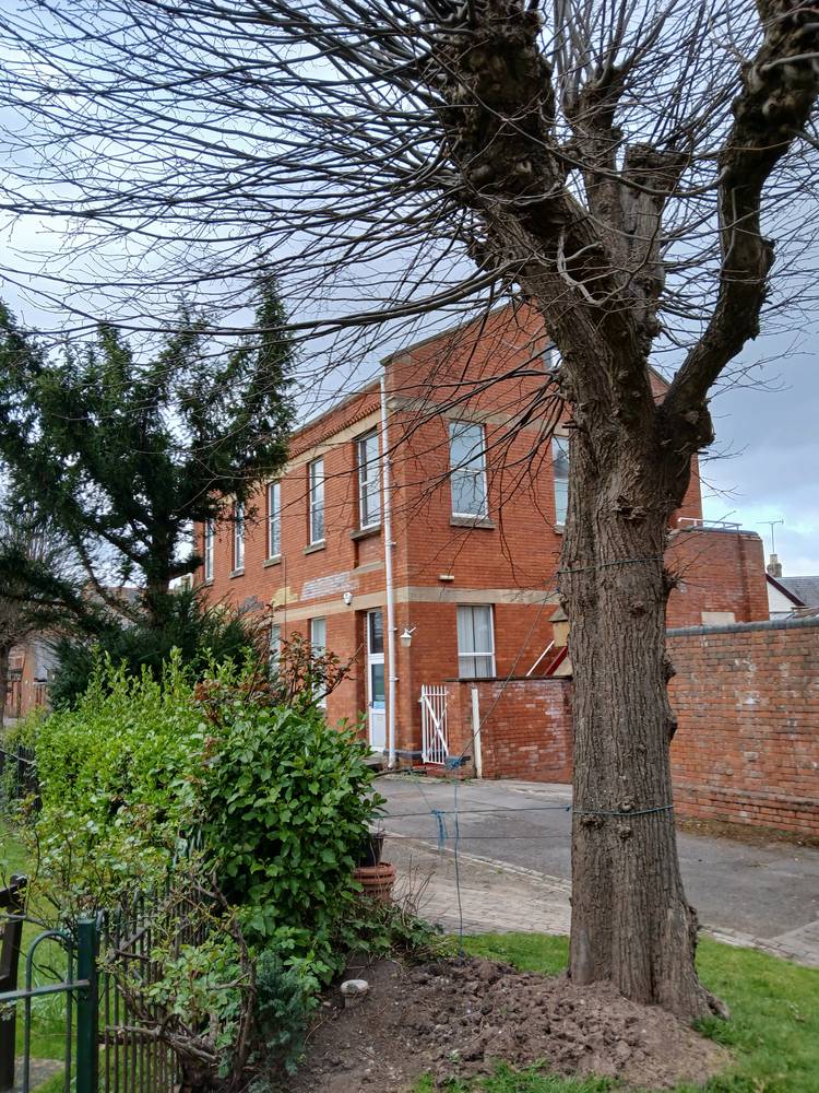6 bedroom semi-detached house