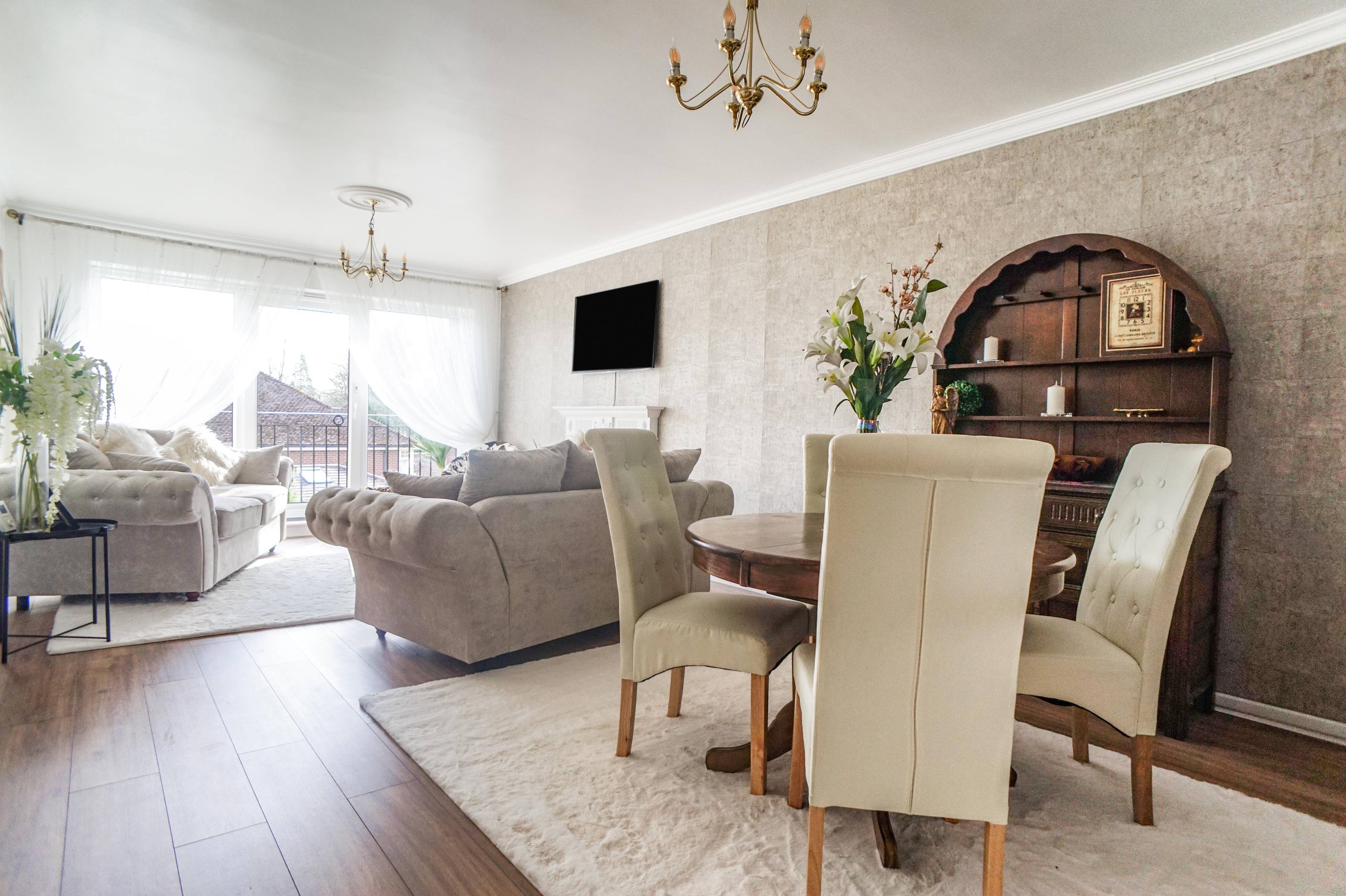 Lounge/Dining Room