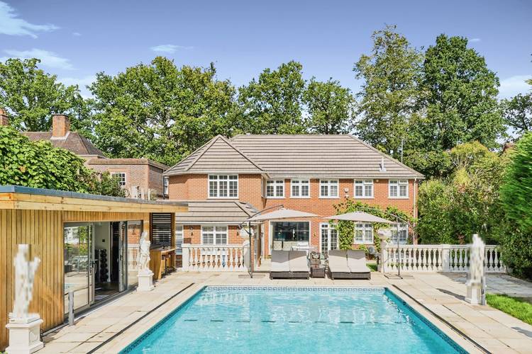 5 bedroom detached house