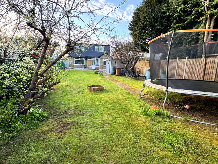 5 bedroom detached house