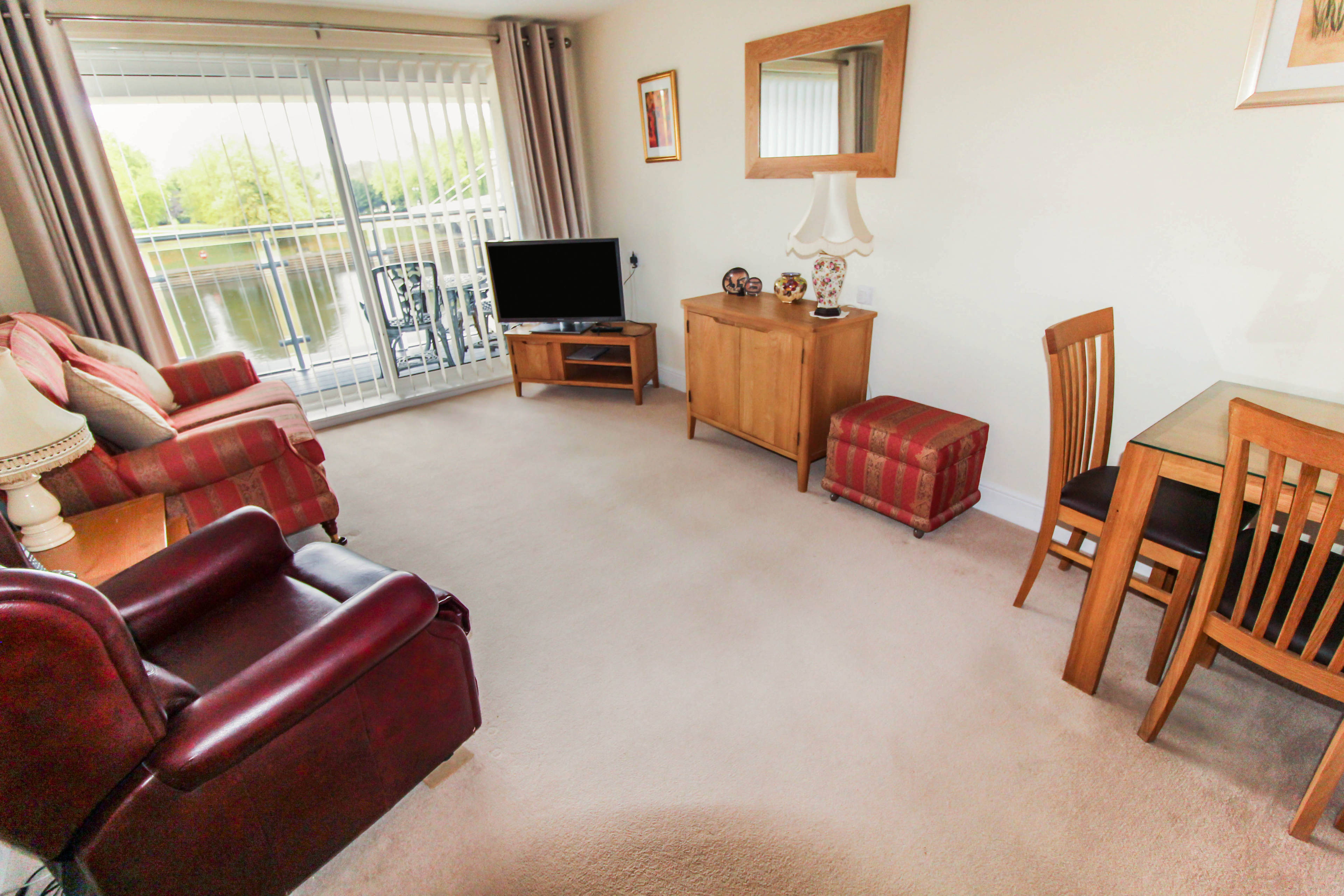 Lounge/Dining Room
