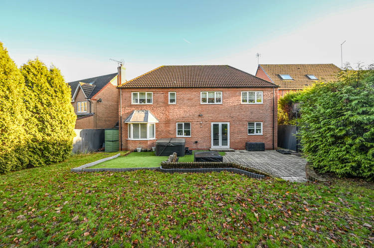 6 bedroom detached house