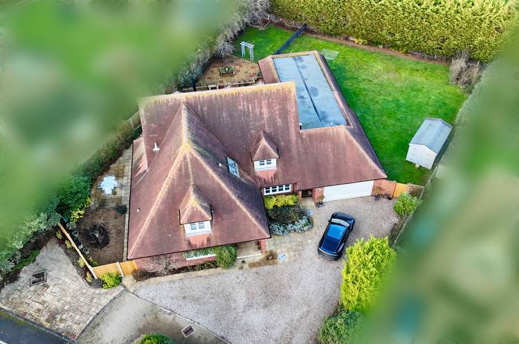 5 bedroom detached house