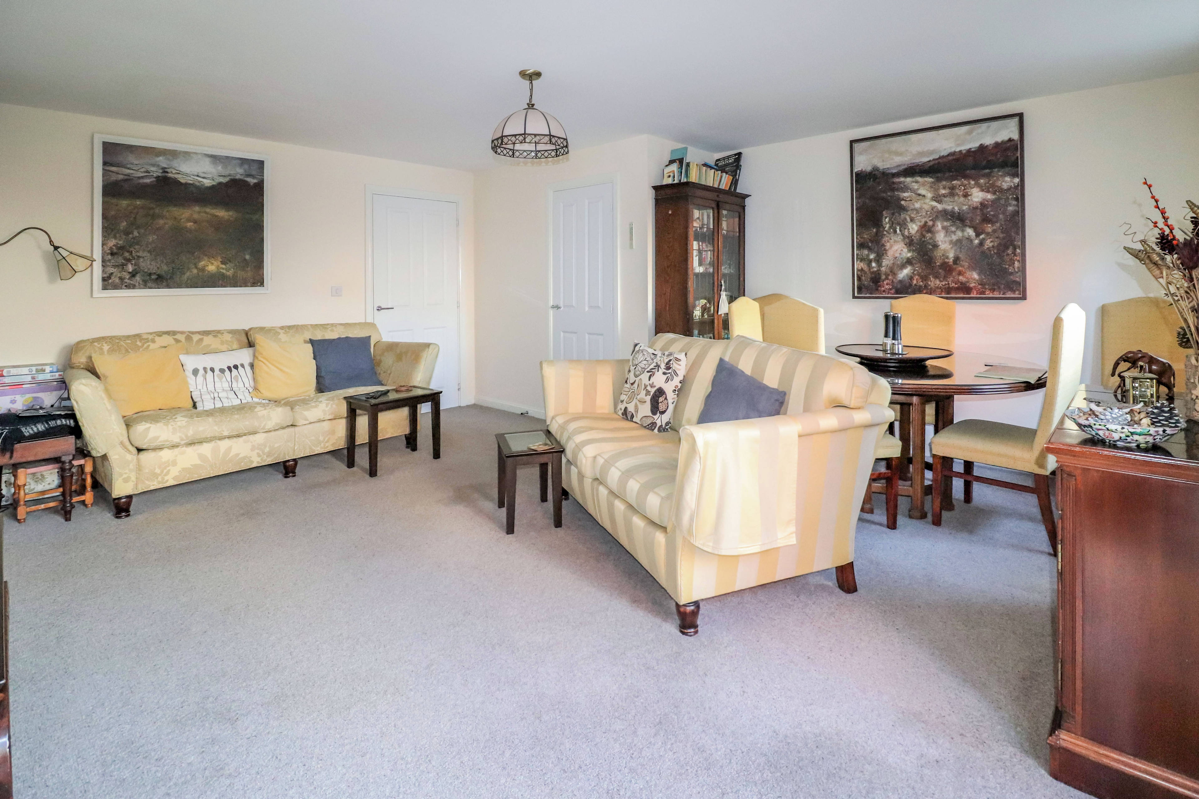 Lounge/Dining Room