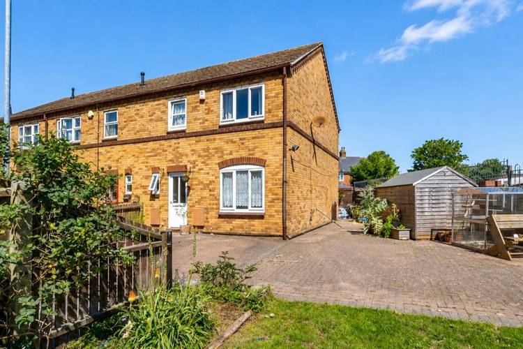 3 bedroom end of terrace house