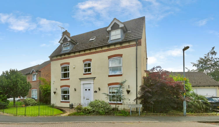 5 bedroom detached house